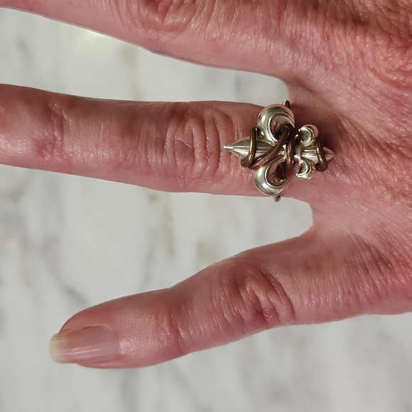 Pretty mixed metal fleur-de-lis ring in new, great condition! - Picture 4 of 4